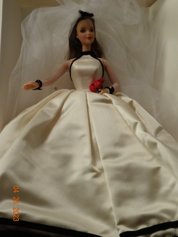 Vera Wang Bride doll,in box, mint, very special, 1997, white/blk in Arts & Collectibles in Kelowna - Image 2