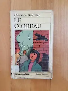 complet mais magané. Catherine et Stéphanie vivent une bien drôle de rentrée des classes. Le Corbeau...