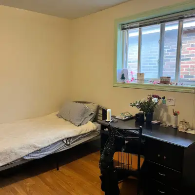 Trinity Bellwoods Area, 1 Block away from Dundas and Bathurst Street $1200 Downtown Toronto Bachelor...