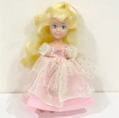 Doll is in great, pre-owned condition. Hair is in great condition but hairstyle needs to be redone....