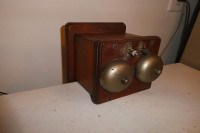 Téléphone ancien en bois et mécanisme de marque Northern Electri