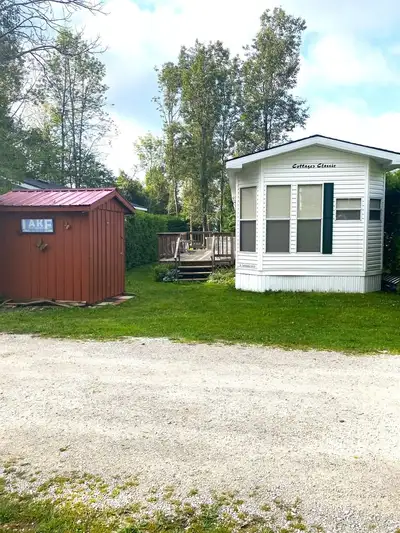Seize the opportunity to own this well maintained 2001 Northlander Cottager Classic located on the s...