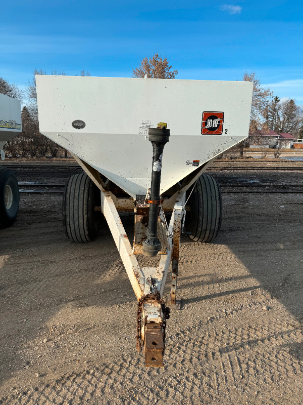 Willmar S800 Dry Fertilizer Spreader in Farming Equipment in Portage la Prairie - Image 2