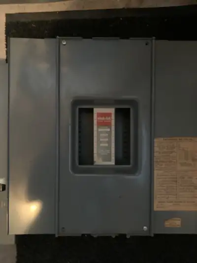 2 boîtes disjoncteurs: 1x: stab lok, 20 emplacements, dimensions: 10poucesx16poucesx4pouces 1x secti...