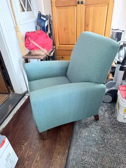 La-Z-boy Scarlett High Leg Reclining Chair - Like New! in Chairs & Recliners in City of Halifax - Image 2