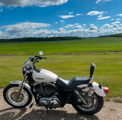2009 HD 1200xl for sale. 20900 km, new tires, hwy pegs, hd boom audio, bike is 100% stock, excellent...
