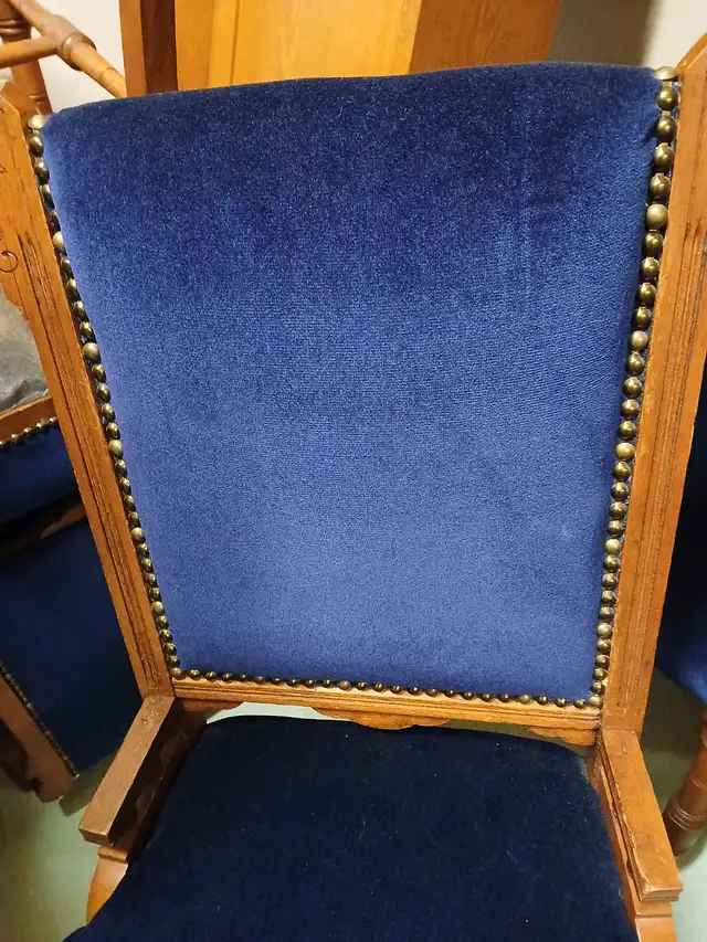 Blue velvet chairs in Chairs & Recliners in Stratford - Image 4