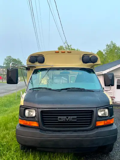 Mini-Bus à vendre, partiellement modifié ! Doit partir avant la fin Juillet! Plaqué comme véhicule d...