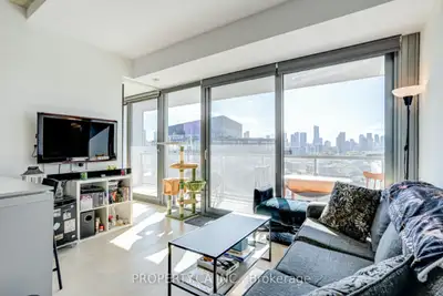 **Sunlit, Scenic, Stylish 2 Bd 1 Bath, Bayview w/Park & Locker**