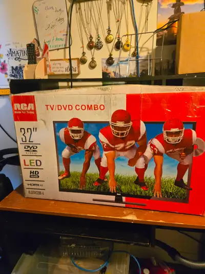 32 RCA TV/DVD COMBO DOWNSIZING HAVE BIGGER TV -- so dont need this one used only one week then was p...