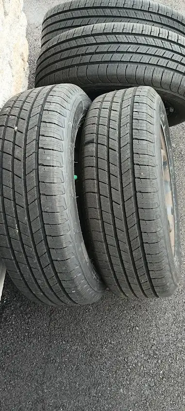À vendre 4 pneus comme neufs (+/- 300 km d’usure) 15 pouces (Vendus avec jantes) Toyota Corolla Marq...