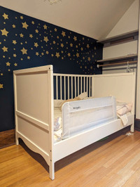 Baby / toddler crib and bed