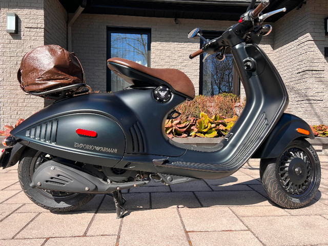 A vendre: Vespa Emporio Armani 946 dans Scooters et minimotos  à Laval/Rive Nord - Image 2