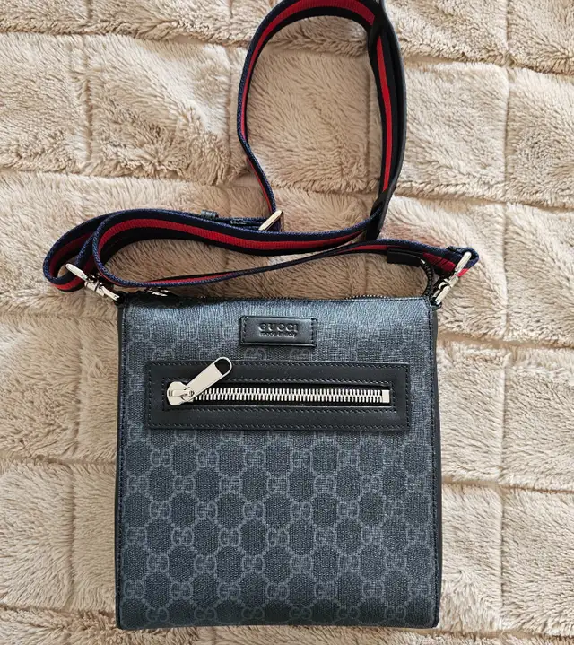Gucci Black small messenger bag in Women's - Bags & Wallets in City of Toronto - Image 3