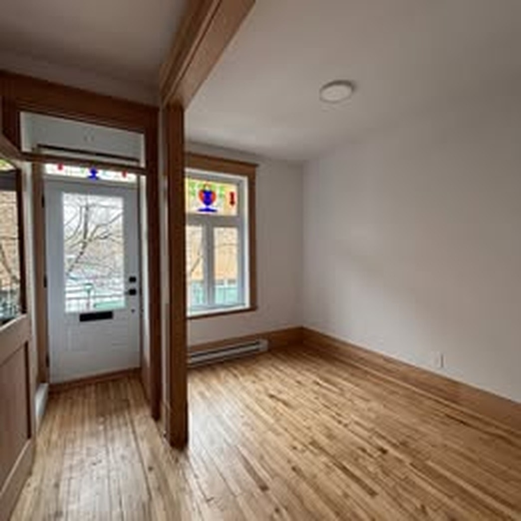 4 1/2 entièrement rénové - Très lumineux - Cachet - Hochelaga — photo 2
