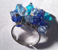 Bague fantaisie anneau garni d'un bouquet de perles bleues