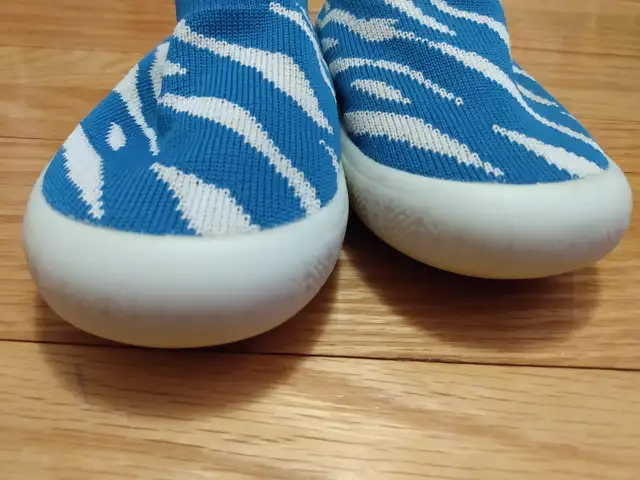 Size 9 - Jan & Jul Xplorer Knit Slip On Shoes (Blue/White) in Kids & Youth in City of Toronto - Image 9