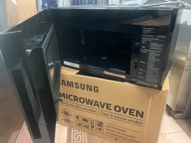 Samsung Bespoke Smart 2.1 cu. ft. White Glass OTR Microwave  in Microwaves & Cookers in City of Toronto - Image 5