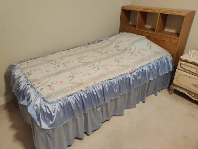 ★★SINGLE BED WITH HEADBOARD★★ in Beds & Mattresses in Delta/Surrey/Langley - Image 4