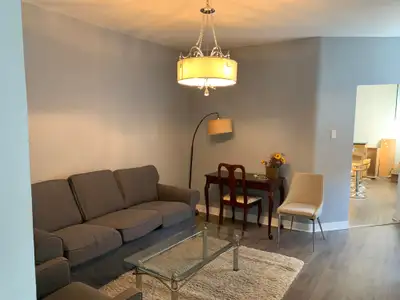 Une Chambre Propre pour Fille à Louer Située dans un Logement 5 1/2 Complètement Meublé et Rénové à...