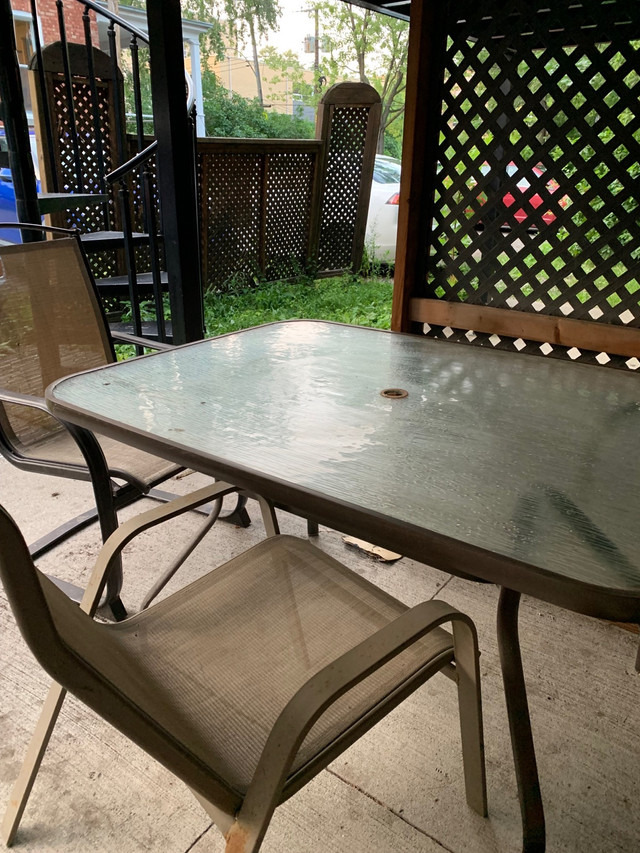 Glass  patio table  dans Mobilier pour terrasse et jardin  à Ville de Montréal - Image 3