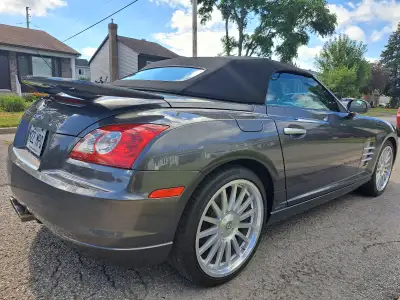 Chrysler Crossfire SRT6 convertible avec seulement 61,500 km. Version rare seulement 68 de cette ver...