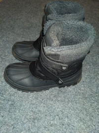 Kids / Youth Size 5 Winter Boots