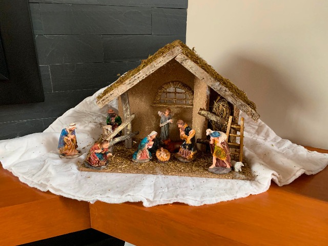 Crèche de Noël avec personnages dans Art et objets de collection  à Lévis