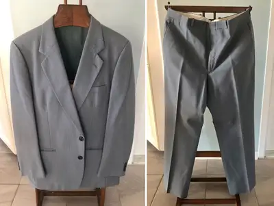 Habit pour homme: Grandeur du veston 40, pantalon 36-30., View more