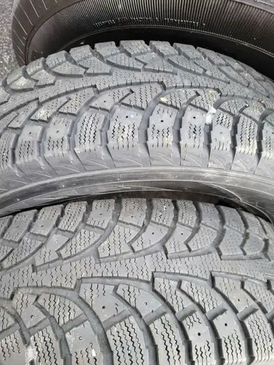 2 pneus d'hiver 215-70-16 hankook Il sont à 7/32