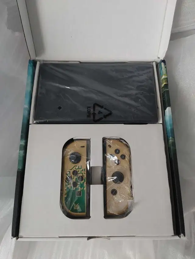 The Legend of Zelda Nintendo Switch OLED Special Edition in Nintendo Switch in Laval / North Shore - Image 9