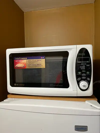 LG Intellowave Microwave 1050w, View more