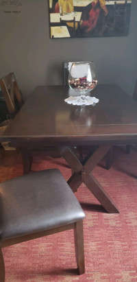Beautiful farm table & chairs in Great condition!