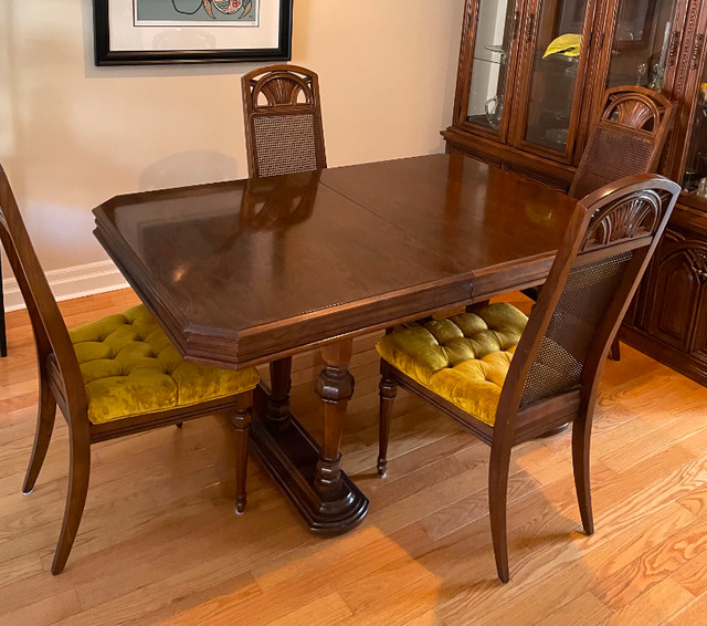 Solid Oak Dining Table in Dining Tables & Sets in Mississauga / Peel Region