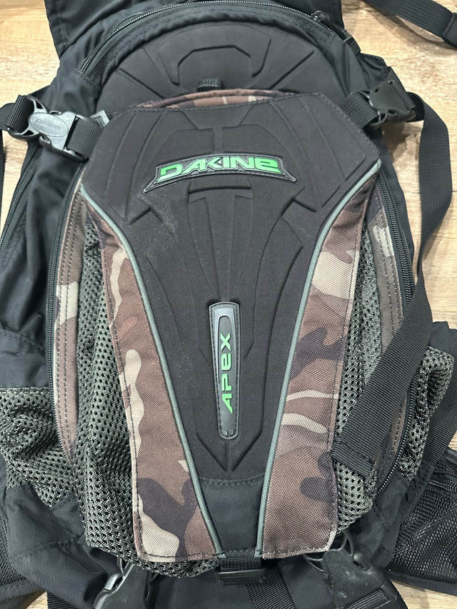Dakine Apex Backpack Excellent condition  in Exercise Equipment in Regina - Image 3