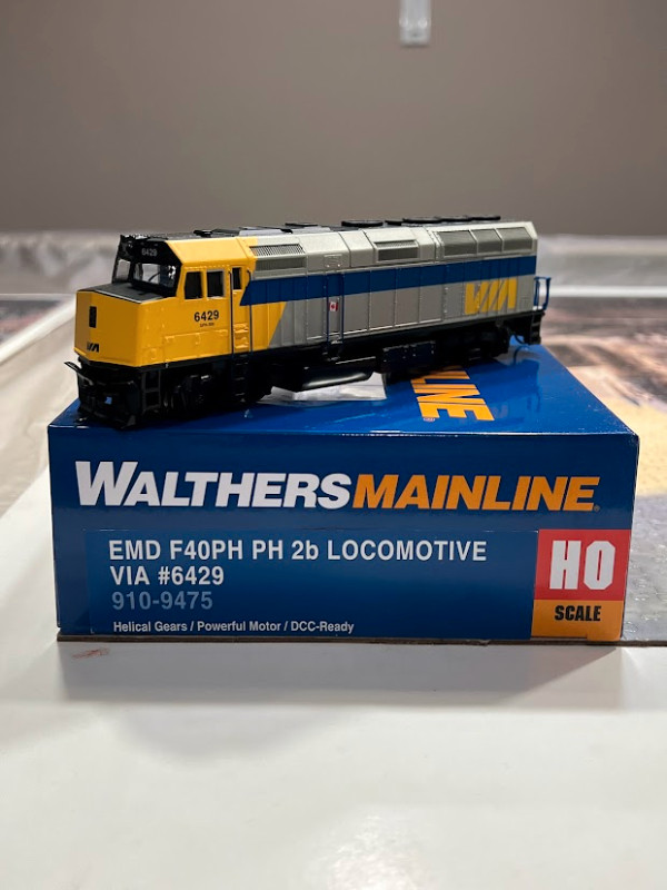 Walthers Mainline HO EMD F40PH VIA #6429 Standard DC (DCC Ready) in Hobbies & Crafts in Windsor Region - Image 3