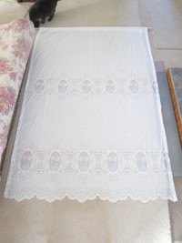 white lace curtain (100% polyester - 58 x 84)