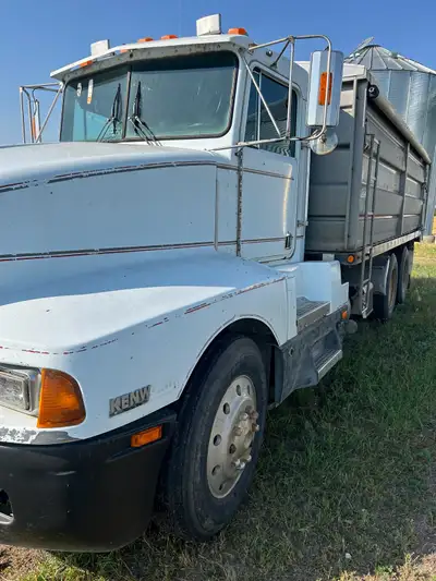 1987 t600 tandem grain truck 3406 cat engine 13 speed manual transmission Newer radiator Electric ch...