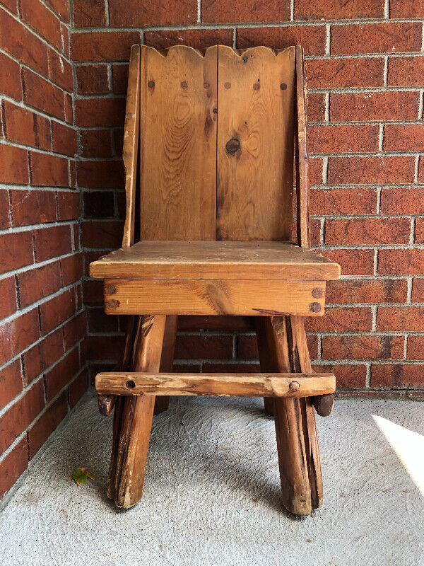 Vintage handmade natural solid wood  chair heavy piece dans Art et objets de collection  à Ville de Montréal