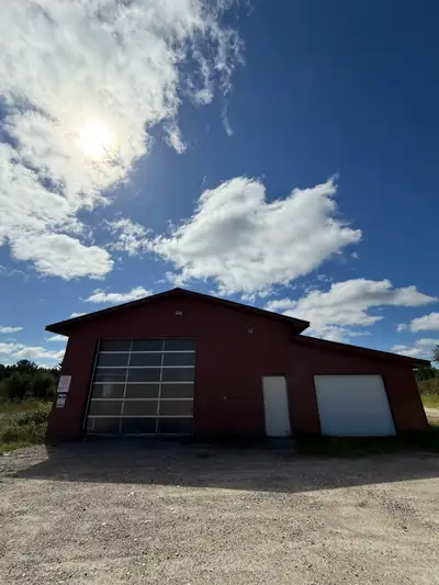 Commercial Rental: Heated bay , 13.5 ft High celling, Trucks can enter in to the bay, 48.5 ft Long a...