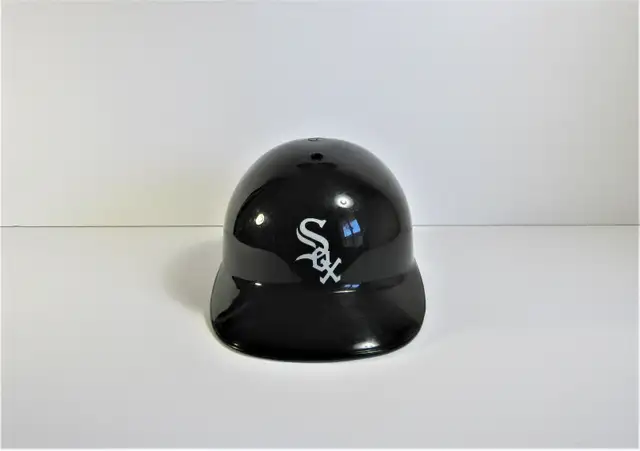 Vintage Chicago White Sox Plastic Souvenir Baseball Helmet in Arts & Collectibles in Markham / York Region - Image 2