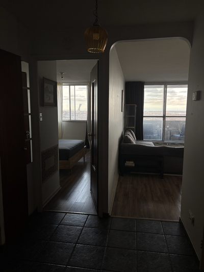 Français: Condo entièrement meublé d’une chambre au 20e étage avec vue panoramique exceptionnelle su...