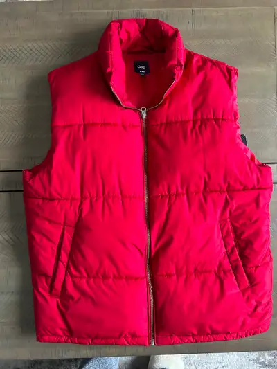 GAP Men’s Red Puffer Vest, Large, Rarely Worn (Brampton), View more