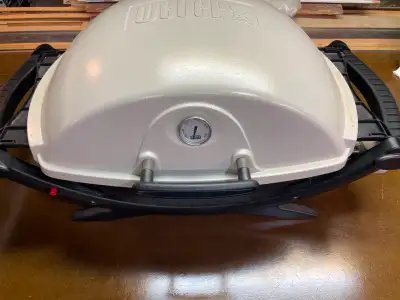 Good, gently used Weber Q 220 portable barbeque. Grill surface is like new with no issues. Thermomet...