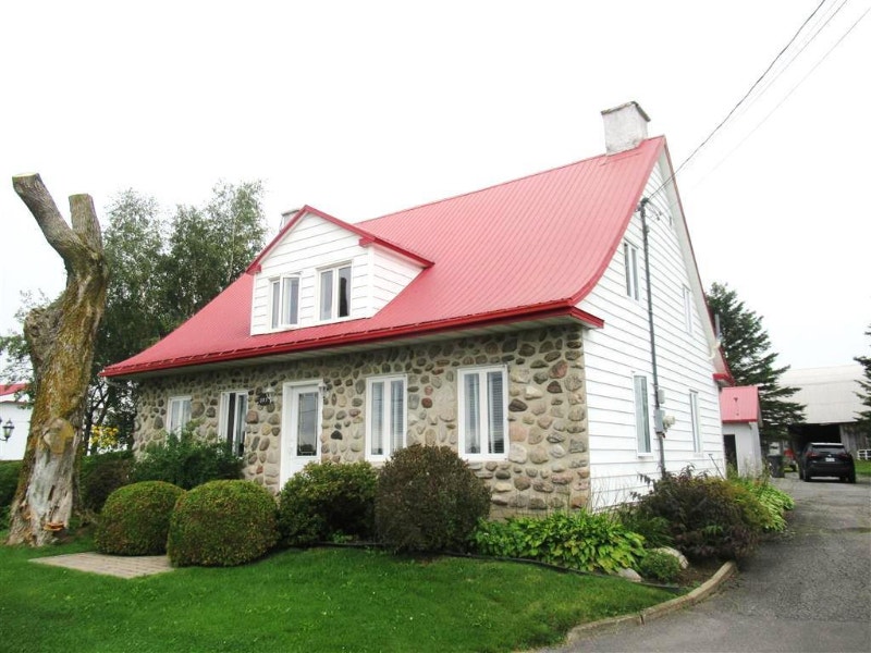 Belle maison centenaire à louer à StMarcdesCarrières. Locations