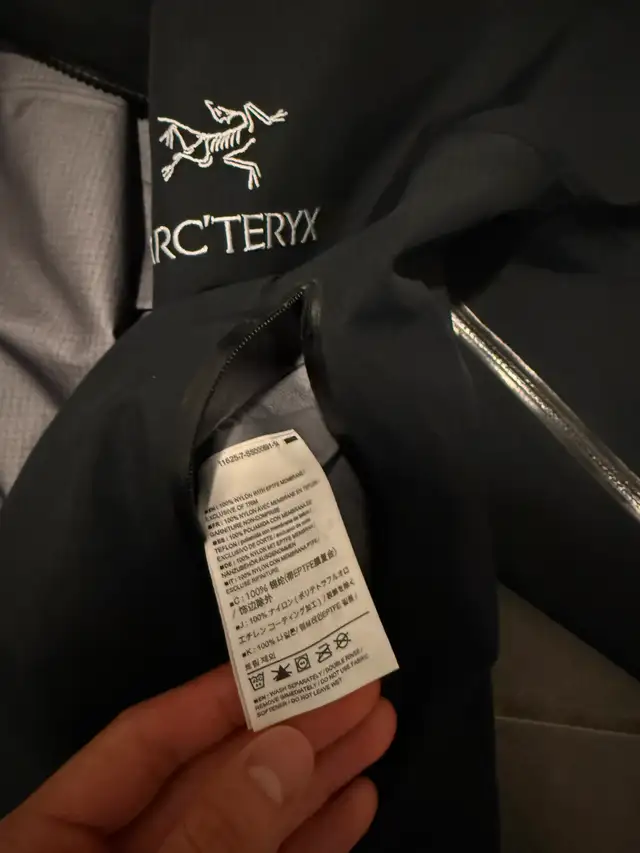 Arcteryx Beta AR Jacket Goretex - Size Small in Men's in Markham / York Region - Image 11