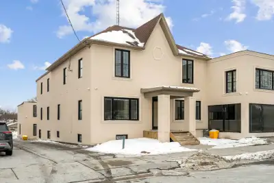 Welcome to Your New Home at 251 Simcoe St. S., Oshawa! Experience modern living in the heart of Osha...