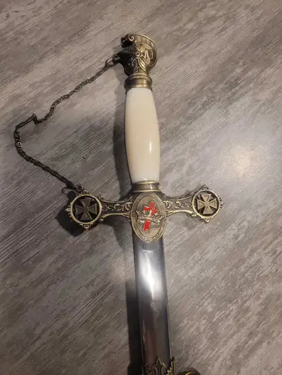 Brand new, only taken out of its shieth 3 times, excellent condition