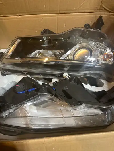 2020 4Runner headlights. Mint condition. Were wrapped with expel after being taken off so in great s...