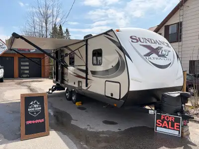 One owner, excellent condition ultra lite travel trailer that weighs in at 4295 lbs. Large dinette s...